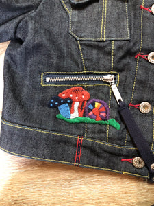 Kingspier Vintage - People for Peace cropped denim jacket in a dark wash with colourful embroidery all over, button closures, two zip pockets and two flap pockets on the chest. Size small.