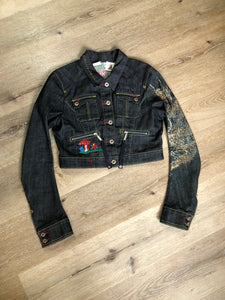 Kingspier Vintage - People for Peace cropped denim jacket in a dark wash with colourful embroidery all over, button closures, two zip pockets and two flap pockets on the chest. Size small.