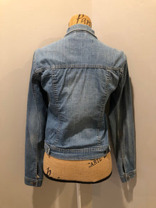 Kingspier Vintage - Liquid Jeans denim jacket in a light wash with buttons, hand warmer pockets and flap pockets on the chest. Size small.