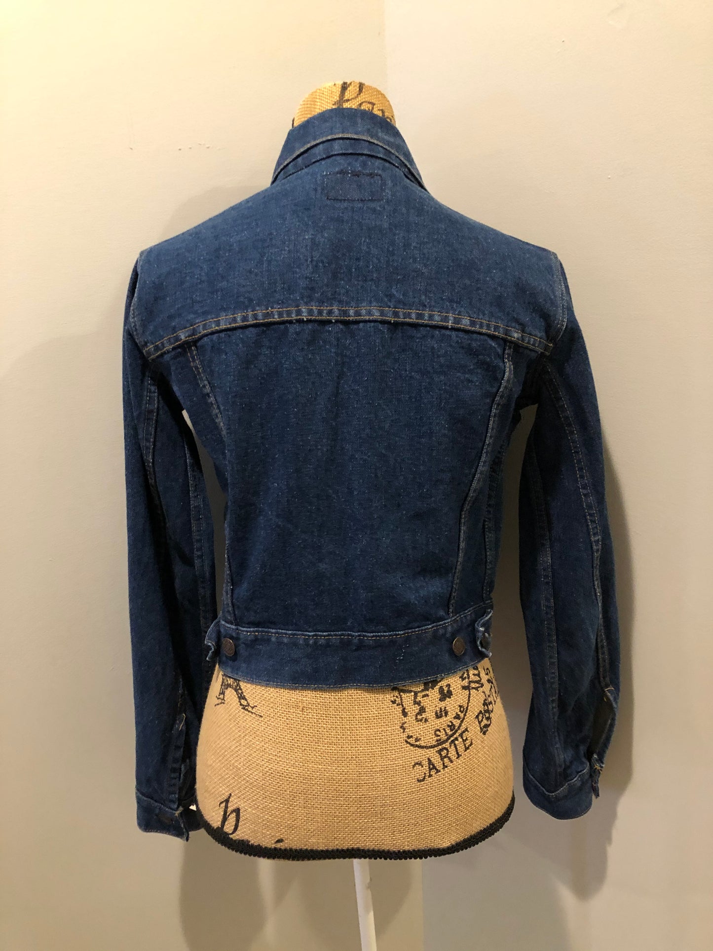 Kingspier Vintage - Levi’s denim jacket in a medium wash with button closures, hand warmer pockets, size medium.