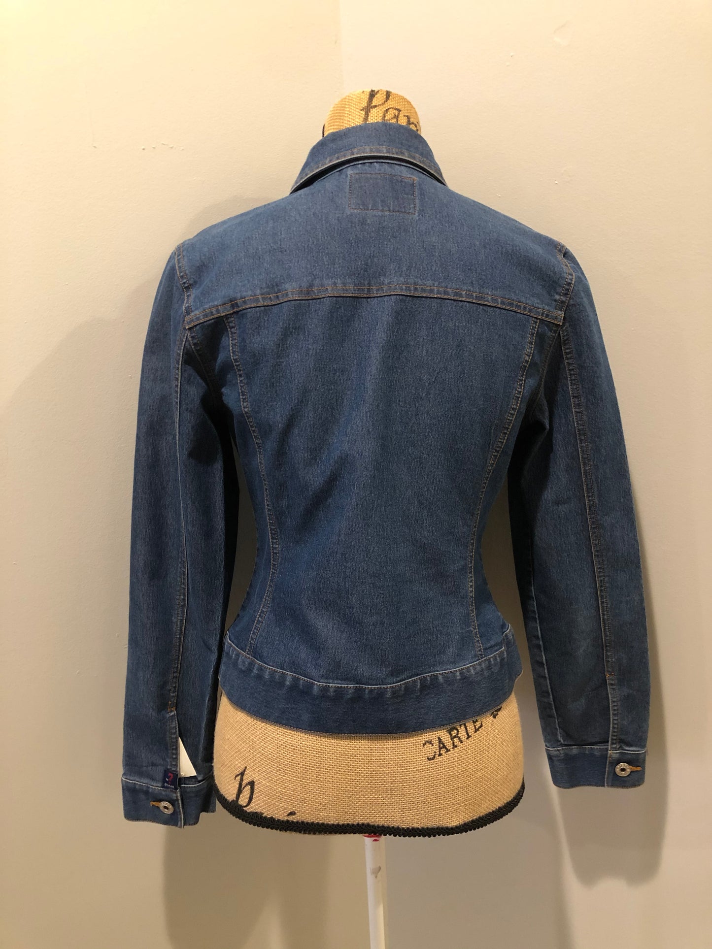 Kingspier Vintage - Guess denim jacket in a medium wash with button closures and two flap pockets on the chest.