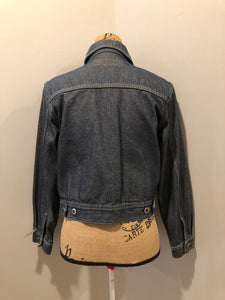 Kingspier Vintage - London Blue denim jacket in faded medium wash with button closures, vertical pockets, flap pockets on the chest and inside pockets. Size 3.