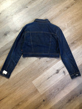 Load image into Gallery viewer, Kingspier Vintage - Bongo Jeans cropped denim jacket in a dark wash with whiskering on the arms, button closures and flap pockets on the chest. Size medium.
