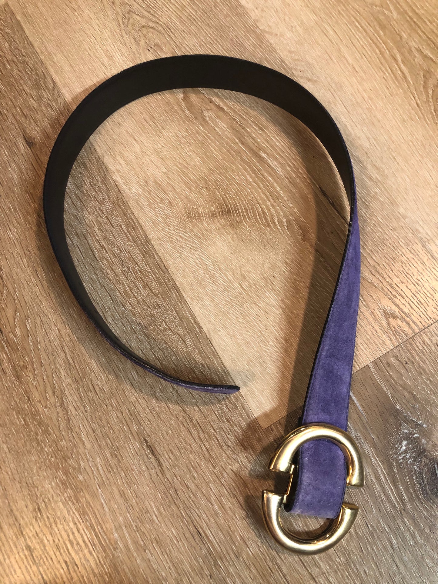 Kingspier Vintage -Vintage purple genuine suede belt with circular brass buckle and a synthetic backing. Size small.