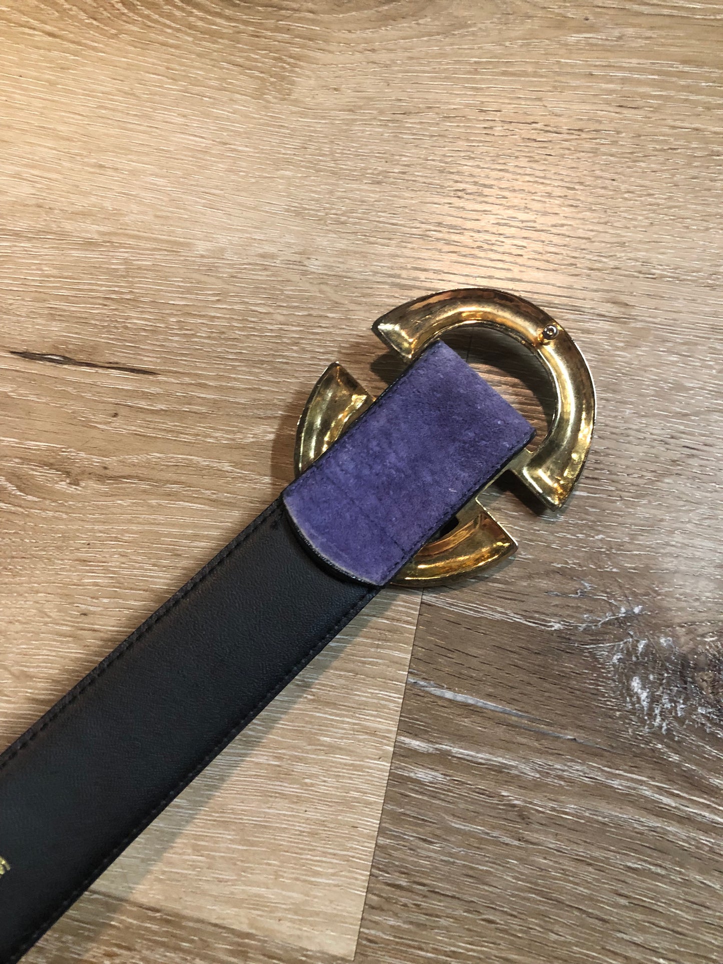 Kingspier Vintage -Vintage purple genuine suede belt with circular brass buckle and a synthetic backing. Size small.