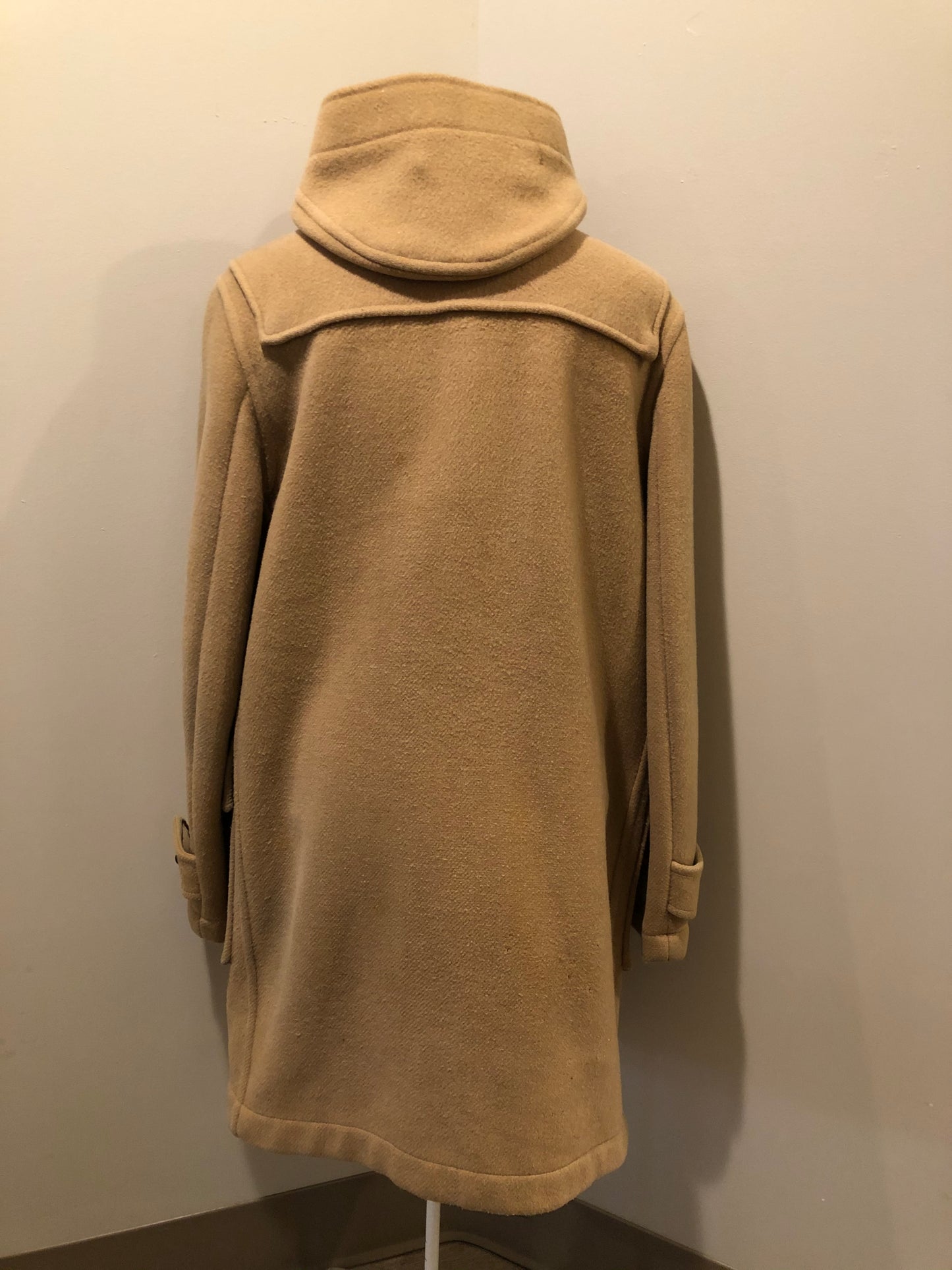 Kingspier Vintage - Gloverall tan wool duffle coat with hood, zipper, wooden toggles and flap pockets. Made in England. Size 42.