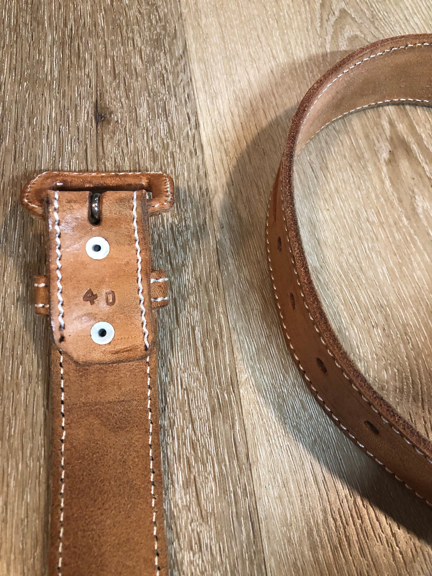 Kingspier Vintage -Vintage handtooled El Salvador brown full grain leather belt with crocodile motif and a leather wrapped buckle.
