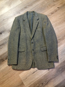 Kingspier Vintage - Harris Tweed grey 100% wool tweed jacket. This jacket is a two button, notch lapel with two flap pockets, a breast pocket and four inside pockets.