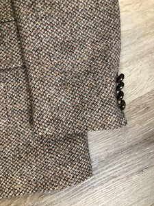 Kingspier Vintage - Harris Tweed beige with rust and grey flecks 100% wool tweed jacket. This jacket is a two button, notch lapel with two flap pockets, a breast pocket and two inside pockets. Made in Canada. Size 42R.