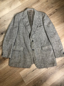 Kingspier Vintage - Morris Goldberg’s grey herringbone 100% wool tweed jacket. This jacket is a two button, notch lapel with two flap pockets, a breast pocket and three inside pockets. Made in Halifax, Nova Scotia.