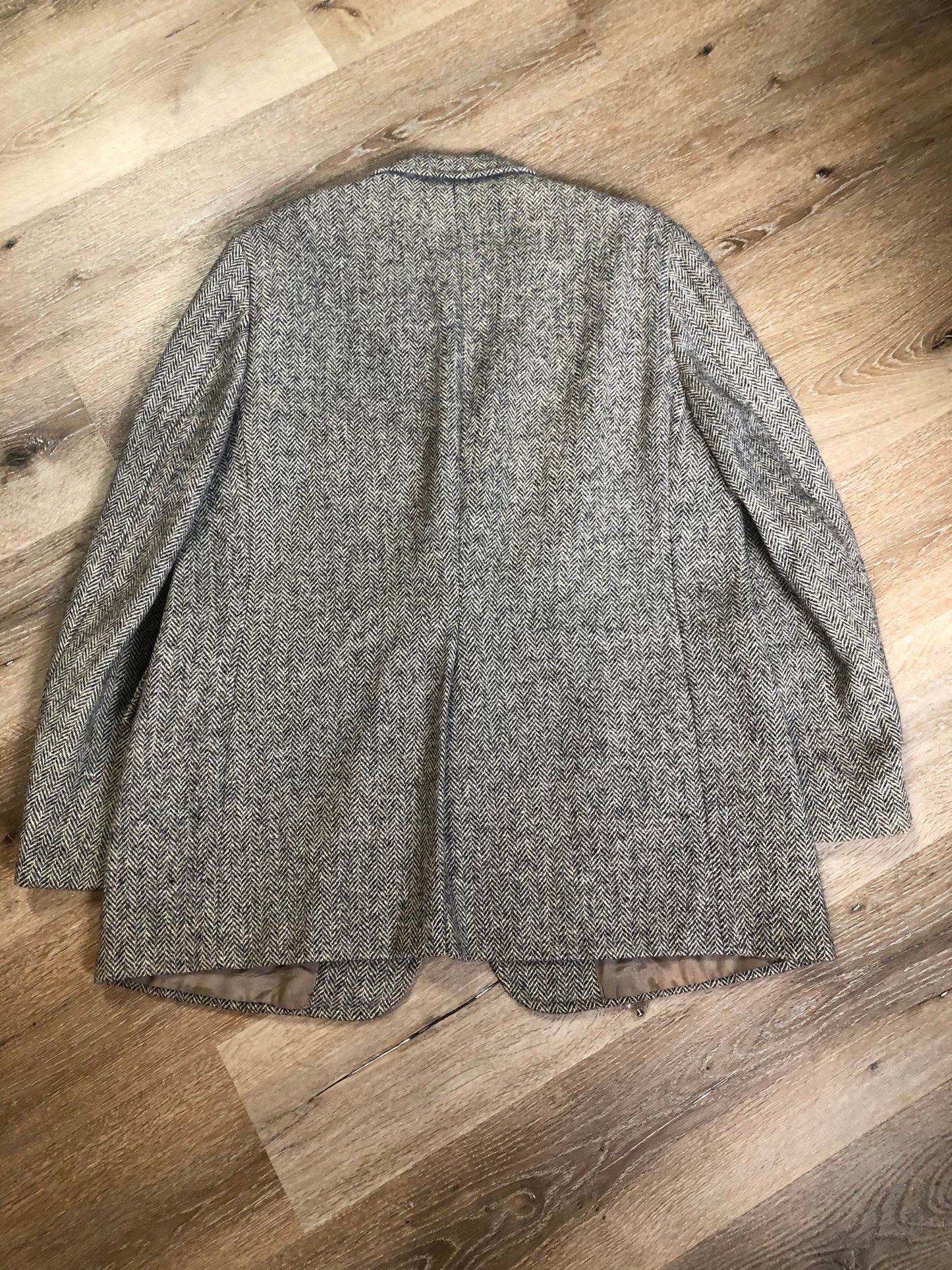 Kingspier Vintage - Morris Goldberg’s grey herringbone 100% wool tweed jacket. This jacket is a two button, notch lapel with two flap pockets, a breast pocket and three inside pockets. Made in Halifax, Nova Scotia.