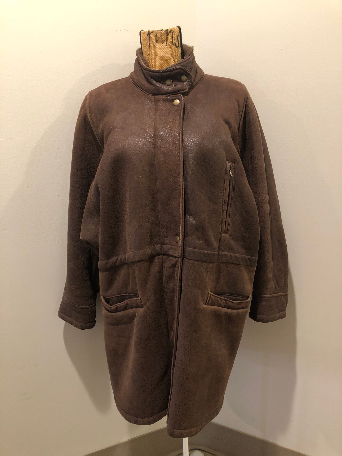 Kingspier Vintage - Jean Claude Poitras medium brown shearling coat. This coat features a speckled texture, shearling lining, zipper and snap closures, one zip pocket on the chest and two welt pockets. Size medium.