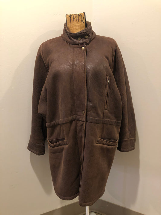 Kingspier Vintage - Jean Claude Poitras medium brown shearling coat. This coat features a speckled texture, shearling lining, zipper and snap closures, one zip pocket on the chest and two welt pockets. Size medium.