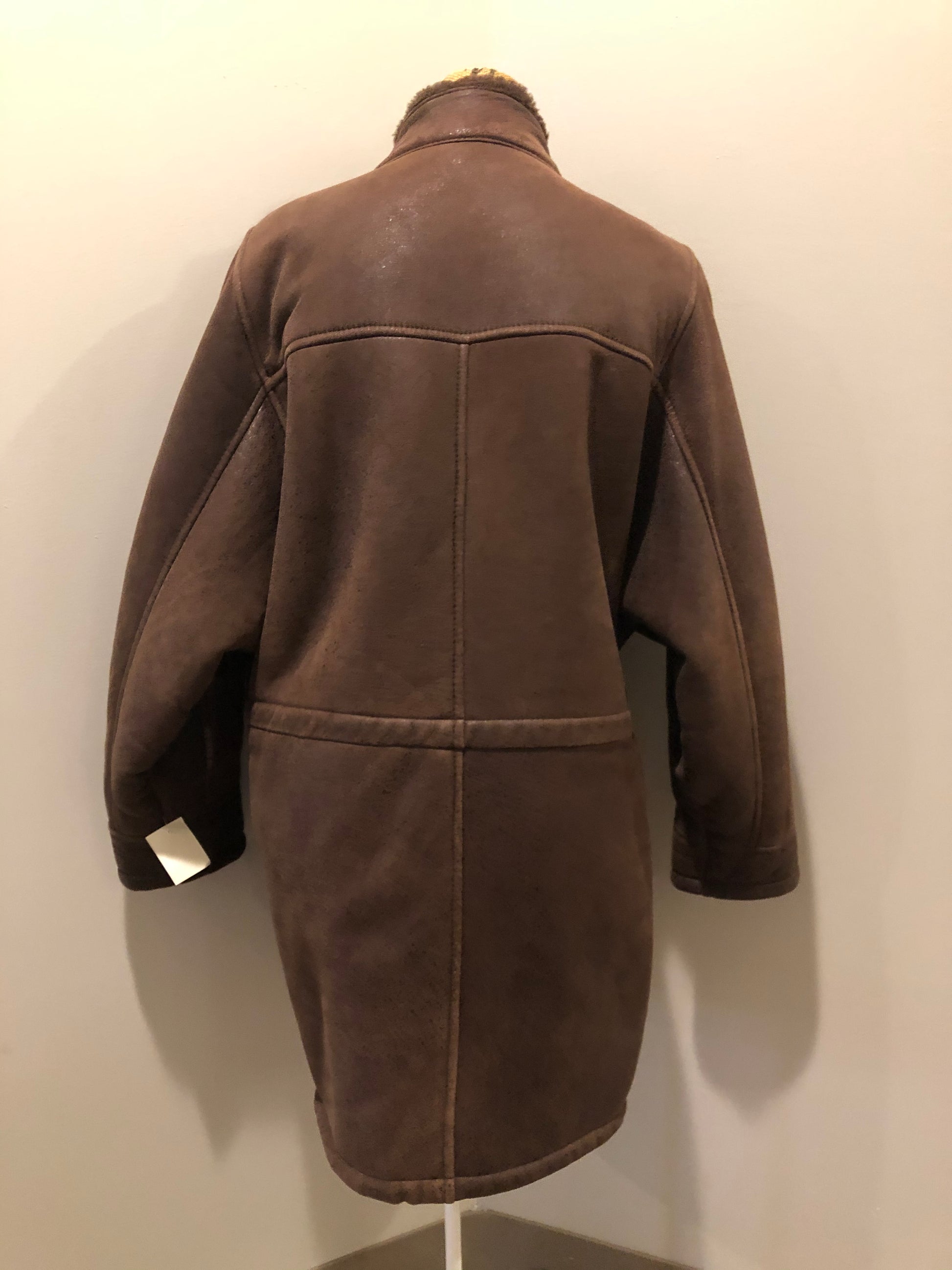 Kingspier Vintage - Jean Claude Poitras medium brown shearling coat. This coat features a speckled texture, shearling lining, zipper and snap closures, one zip pocket on the chest and two welt pockets. Size medium.
