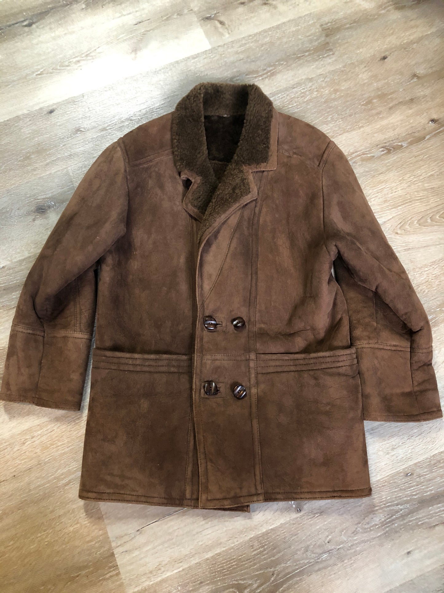 Kingspier Vintage - Hide Society medium brown shearling coat This coat features shearling lining, button closures, pockets and one inside zip pocket. Made in Canada. Size 10.