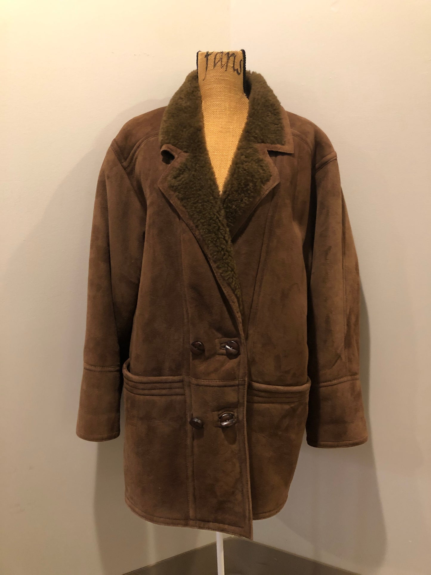 Kingspier Vintage - Hide Society medium brown shearling coat This coat features shearling lining, button closures, pockets and one inside zip pocket. Made in Canada. Size 10.