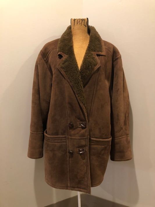 Kingspier Vintage - Hide Society medium brown shearling coat This coat features shearling lining, button closures, pockets and one inside zip pocket. Made in Canada. Size 10.