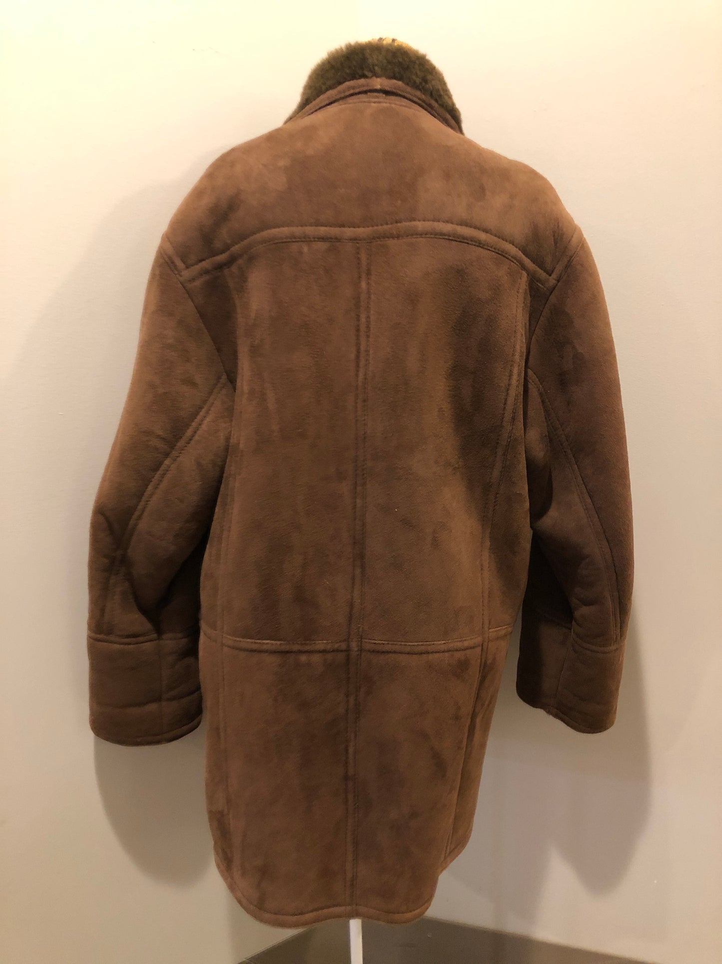 Kingspier Vintage - Hide Society medium brown shearling coat This coat features shearling lining, button closures, pockets and one inside zip pocket. Made in Canada. Size 10.