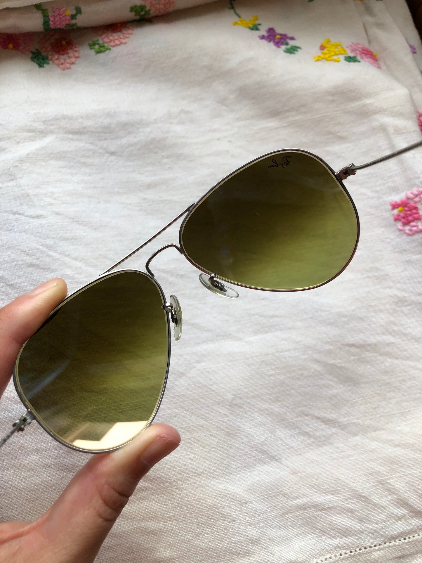 Kingspier Vintage - Ray-Ban Classic Aviator sunglasses with pilot shape, polished silver metal frame, class 3 / G-15 lens. Made in Italy.