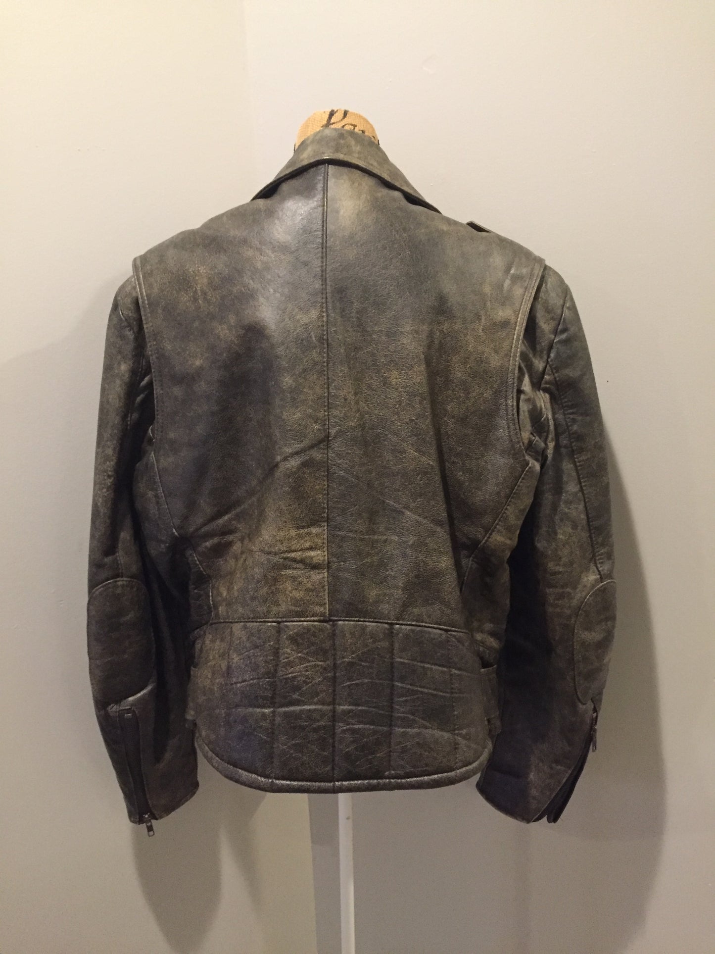 Kingspier Vintage - Sears distressed brown leather motorcycle jacket with zipper, two vertical zip pockets, one flap pocket and a slash pocket on the chest, a belt at the waist and red quilted lining. Size medium.