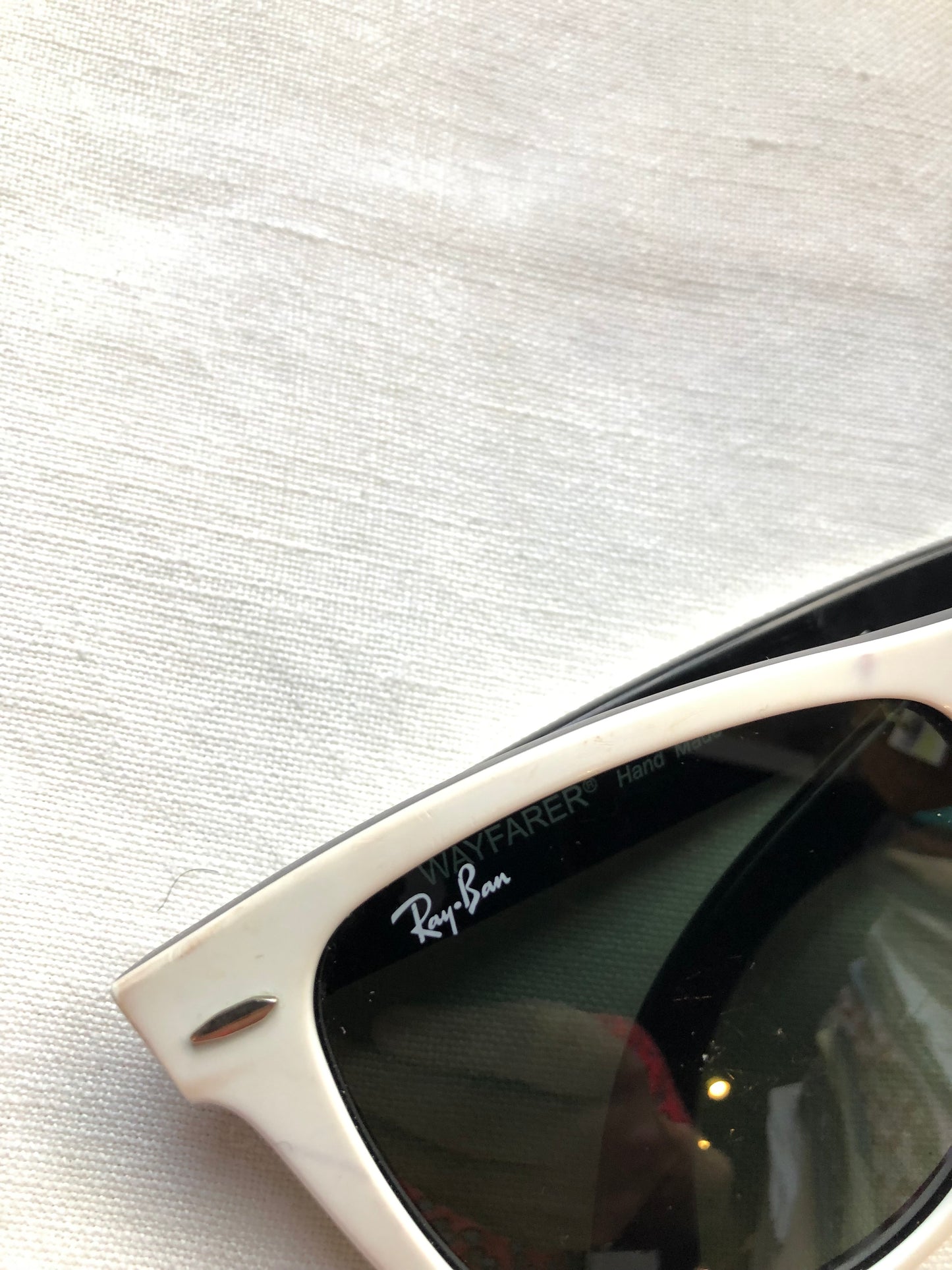 Kingspier Vintage - Ray-Ban Classic Wayfarer sunglasses with white front frame and black inside, silver metal hardware, square shape, green G-15 lens, class 3 lens. Made in Italy.