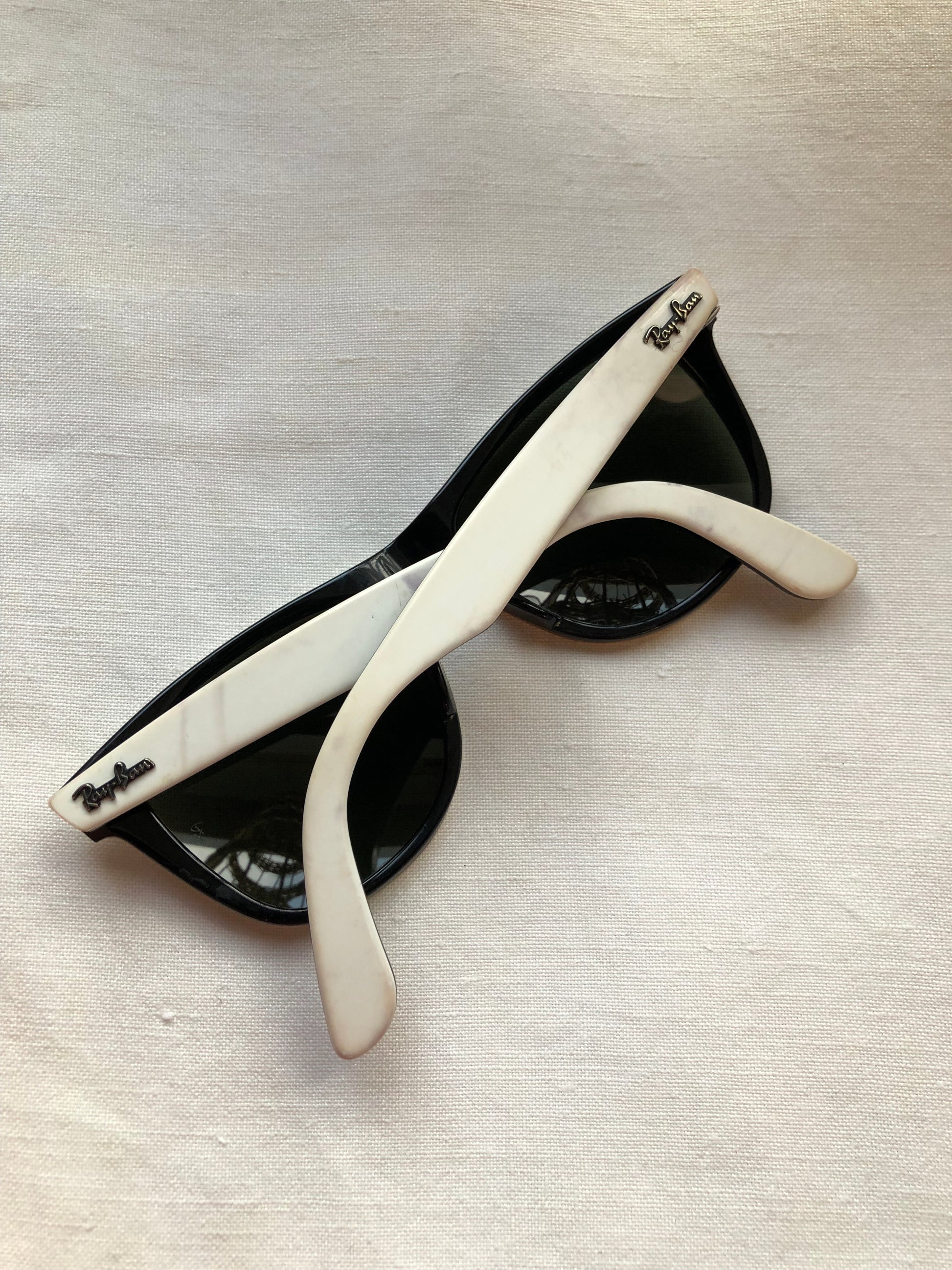 Kingspier Vintage - Ray-Ban Classic Wayfarer sunglasses with white front frame and black inside, silver metal hardware, square shape, green G-15 lens, class 3 lens. Made in Italy.