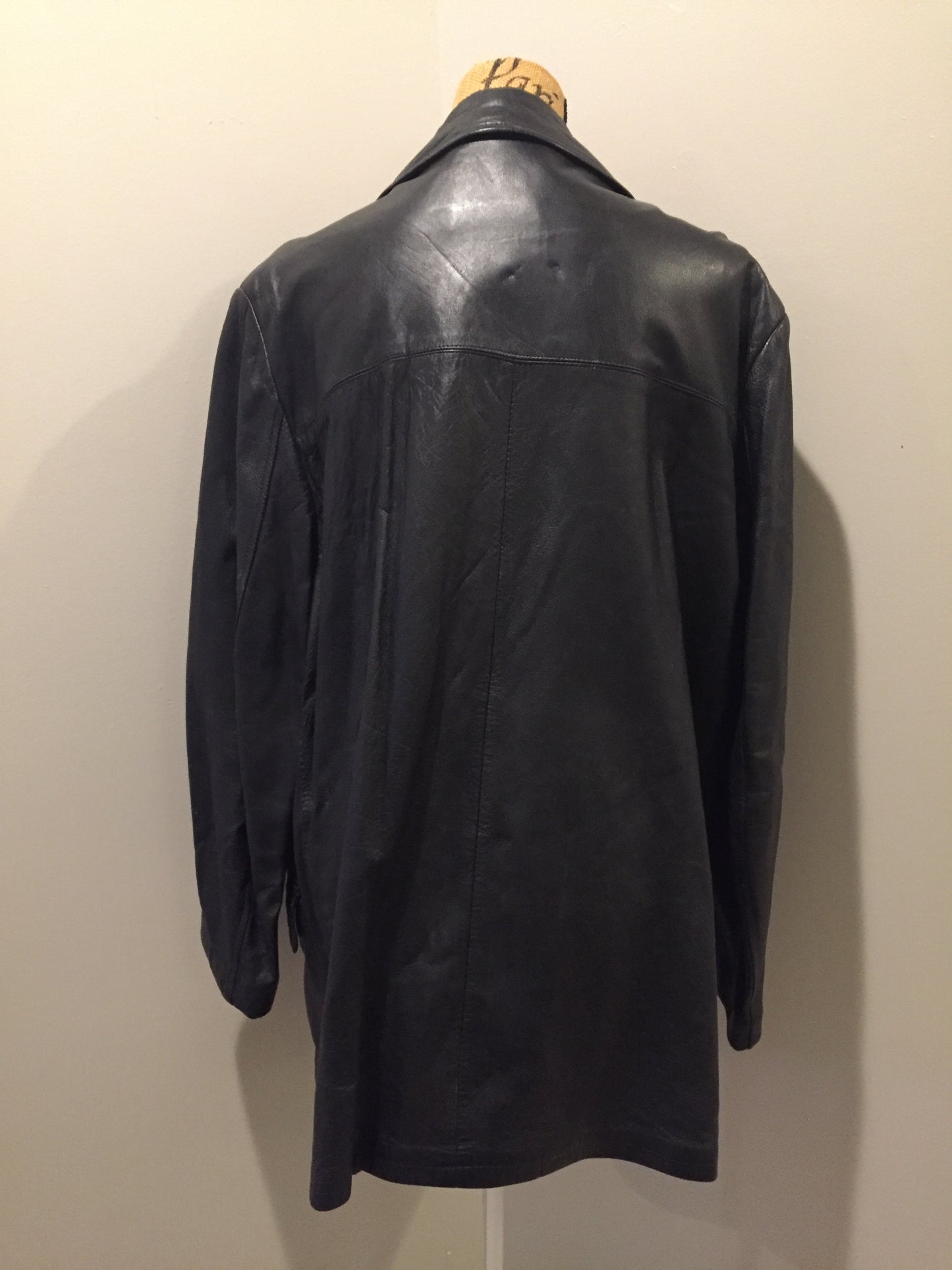 Kingspier Vintage - Roxboro Casuals black leather jacket with button closures, zipper, two flap pockets and a red lining.