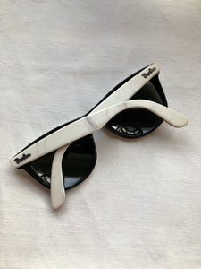 Kingspier Vintage - Ray-Ban Classic Wayfarer sunglasses with white front frame and black inside, silver metal hardware, square shape, green G-15 lens, class 3 lens. Made in Italy.