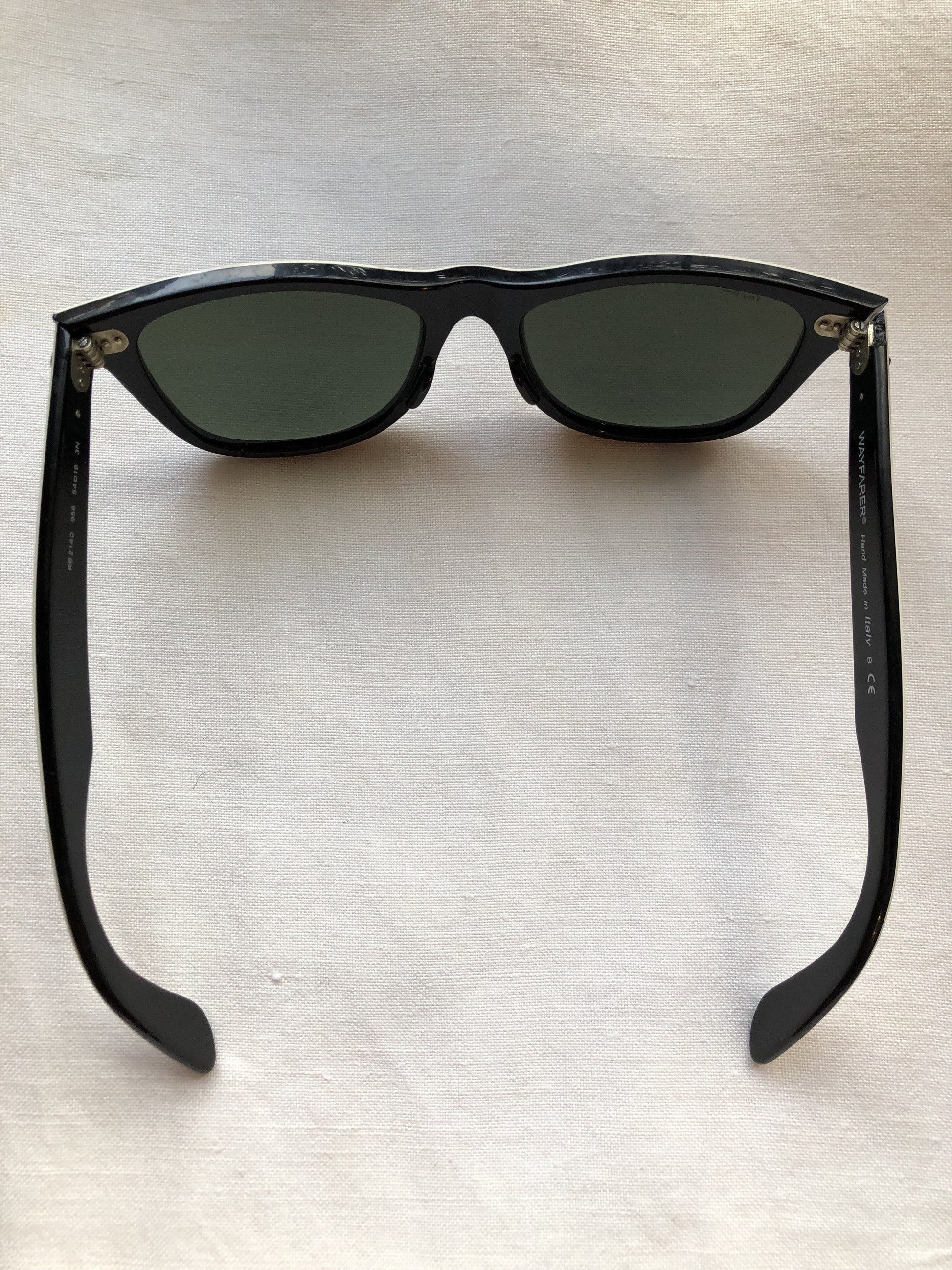 Kingspier Vintage - Ray-Ban Classic Wayfarer sunglasses with white front frame and black inside, silver metal hardware, square shape, green G-15 lens, class 3 lens. Made in Italy.