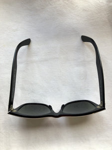Kingspier Vintage - Ray-Ban Classic Wayfarer sunglasses with white front frame and black inside, silver metal hardware, square shape, green G-15 lens, class 3 lens. Made in Italy.