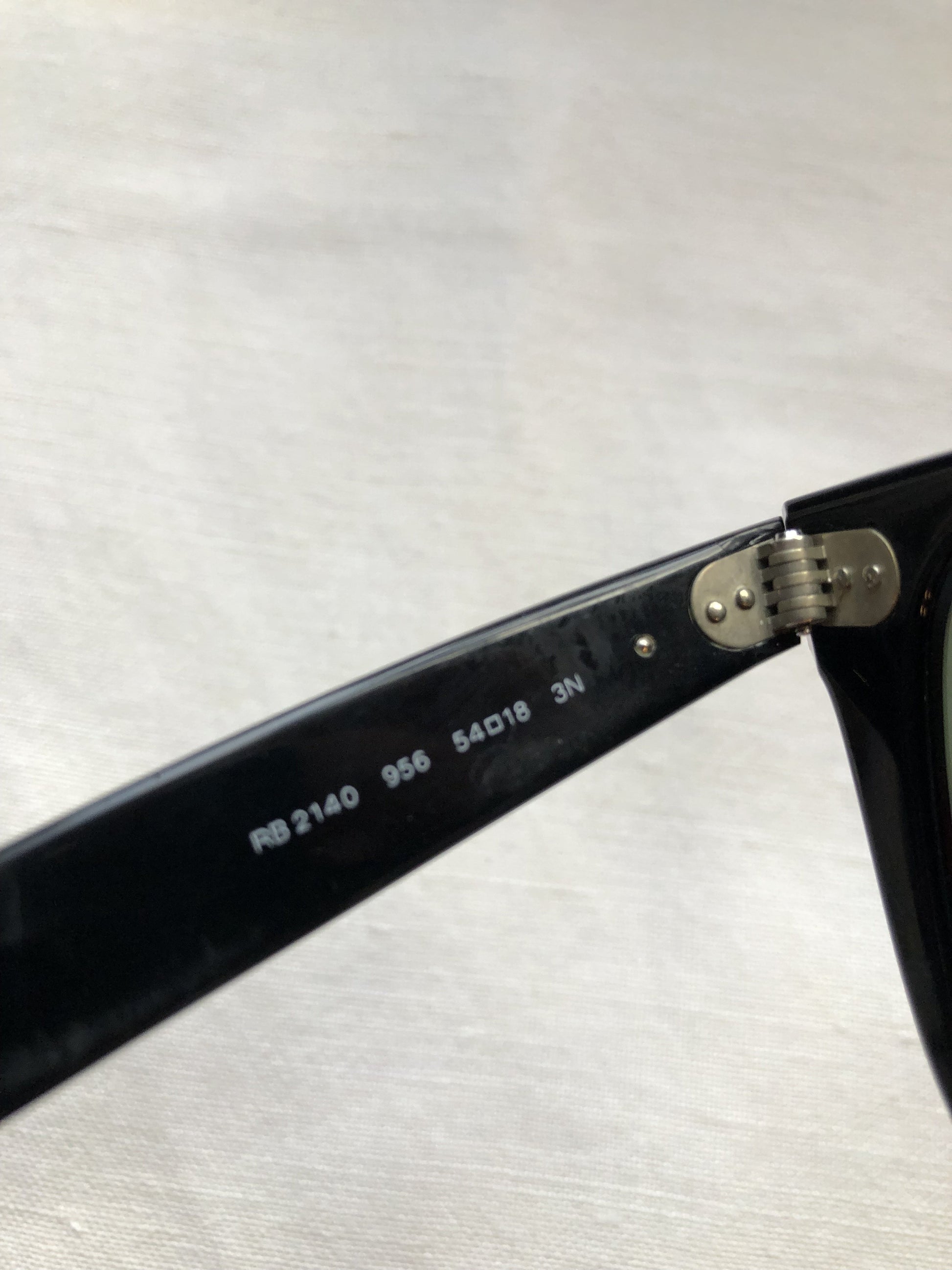Kingspier Vintage - Ray-Ban Classic Wayfarer sunglasses with white front frame and black inside, silver metal hardware, square shape, green G-15 lens, class 3 lens. Made in Italy.