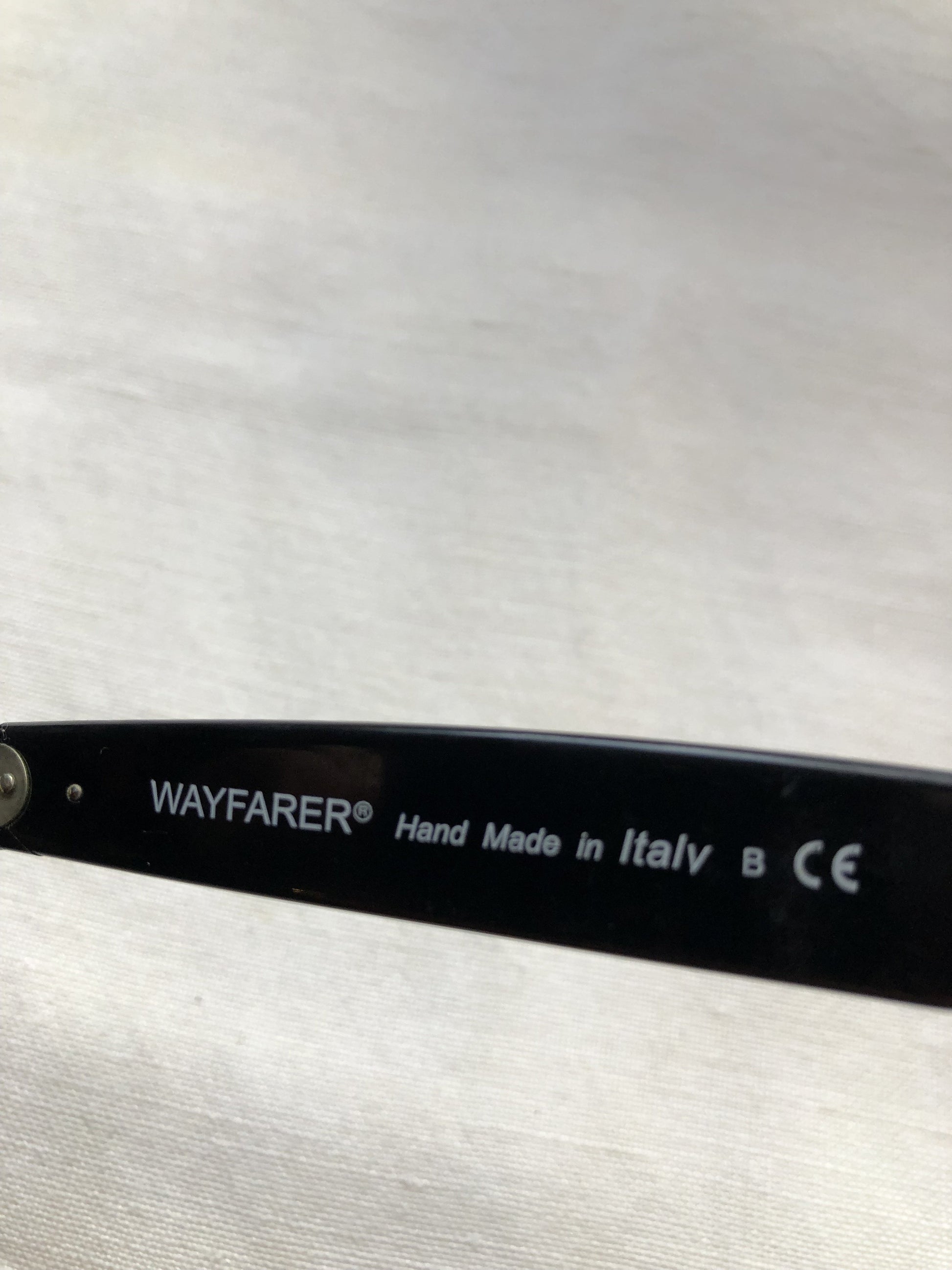 Kingspier Vintage - Ray-Ban Classic Wayfarer sunglasses with white front frame and black inside, silver metal hardware, square shape, green G-15 lens, class 3 lens. Made in Italy.