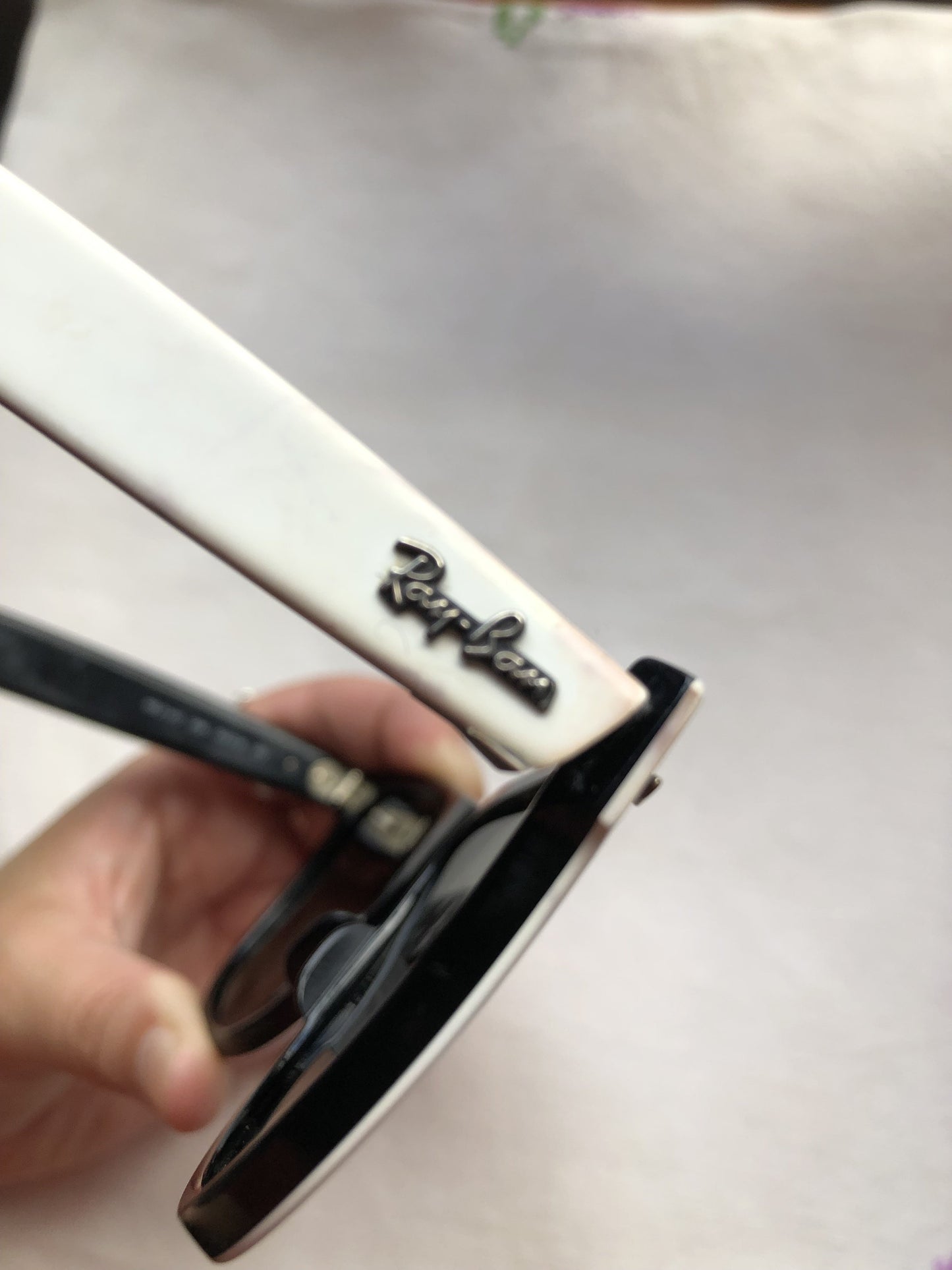 Kingspier Vintage - Ray-Ban Classic Wayfarer sunglasses with white front frame and black inside, silver metal hardware, square shape, green G-15 lens, class 3 lens. Made in Italy.