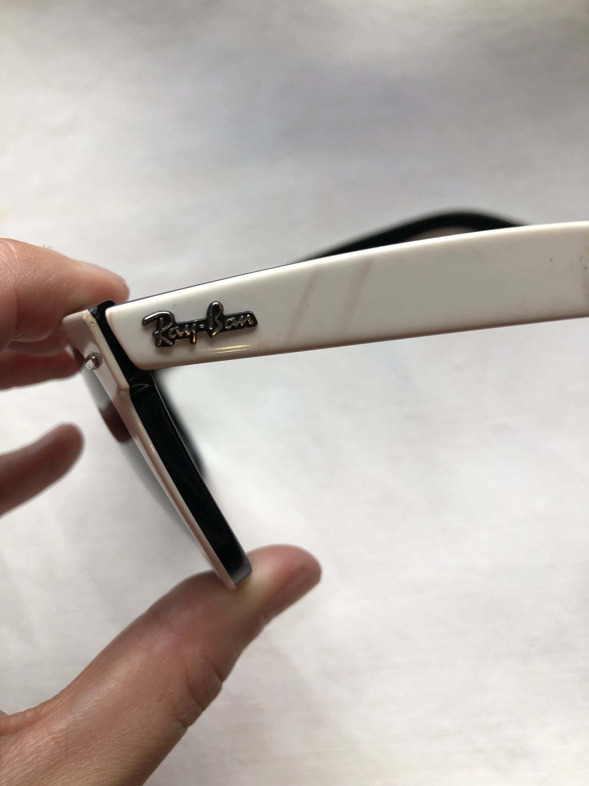 Kingspier Vintage - Ray-Ban Classic Wayfarer sunglasses with white front frame and black inside, silver metal hardware, square shape, green G-15 lens, class 3 lens. Made in Italy.