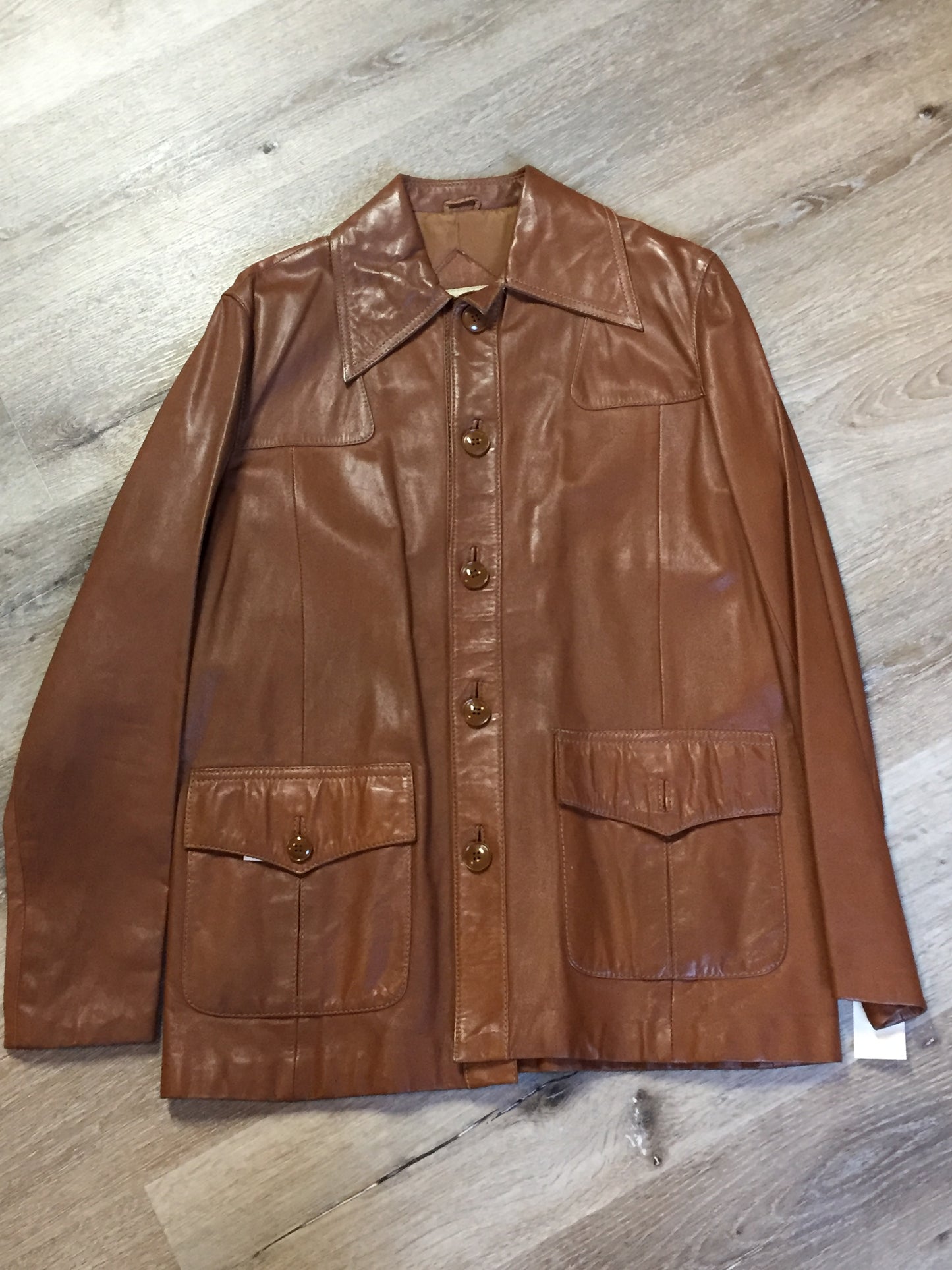 Kingspier Vintage - Scrambler light brown leather jacket with button closures and flap pockets. Size 42M.