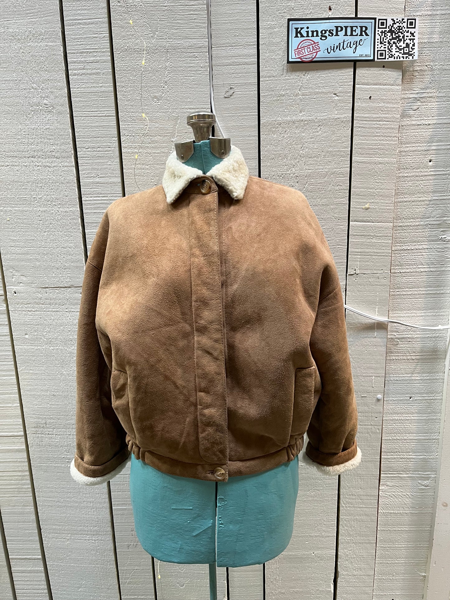 Vintage Perry Ellis Sawyer of Napa shearling jacket with zipper closure and vertical pockets.
Made in USA
Size 8