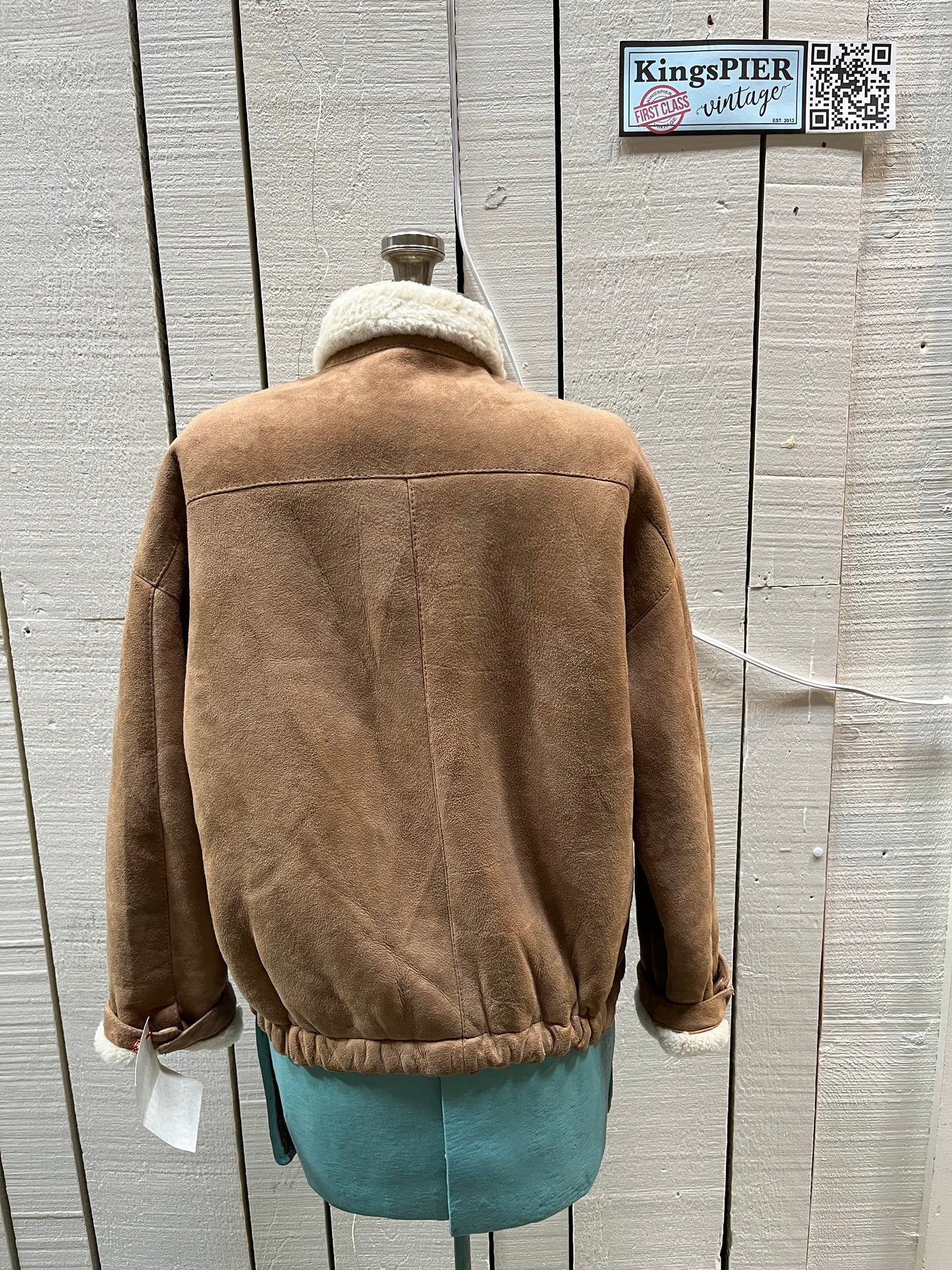 Vintage Perry Ellis Sawyer of Napa shearling jacket with zipper closure and vertical pockets.
Made in USA
Size 8