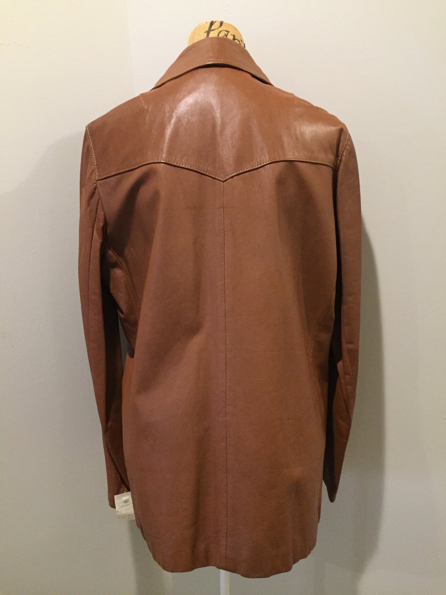 Kingspier Vintage - Scrambler light brown leather jacket with button closures and flap pockets. Size 42M.