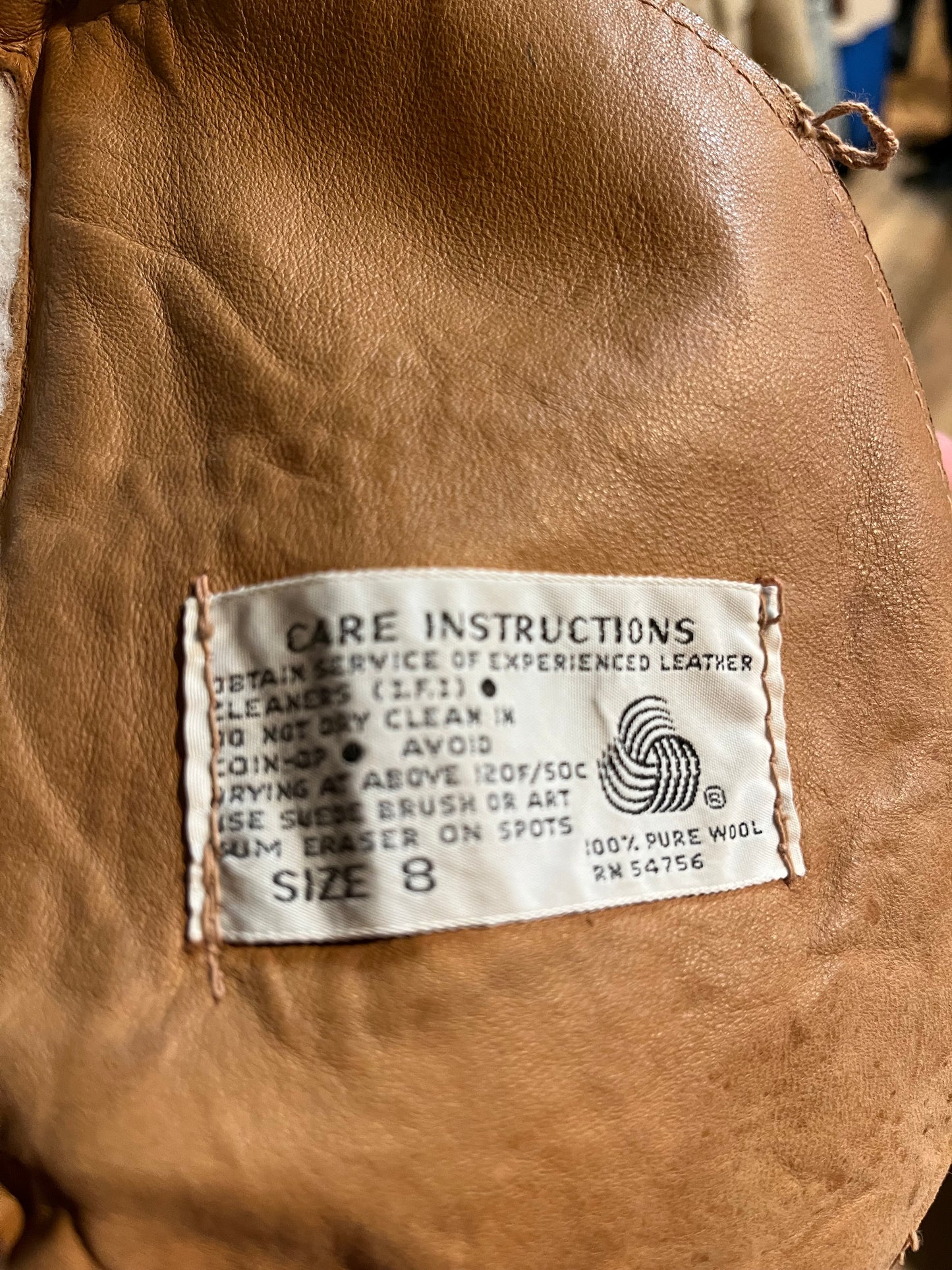 Vintage Perry Ellis Sawyer of Napa shearling jacket with zipper closure and vertical pockets.
Made in USA
Size 8