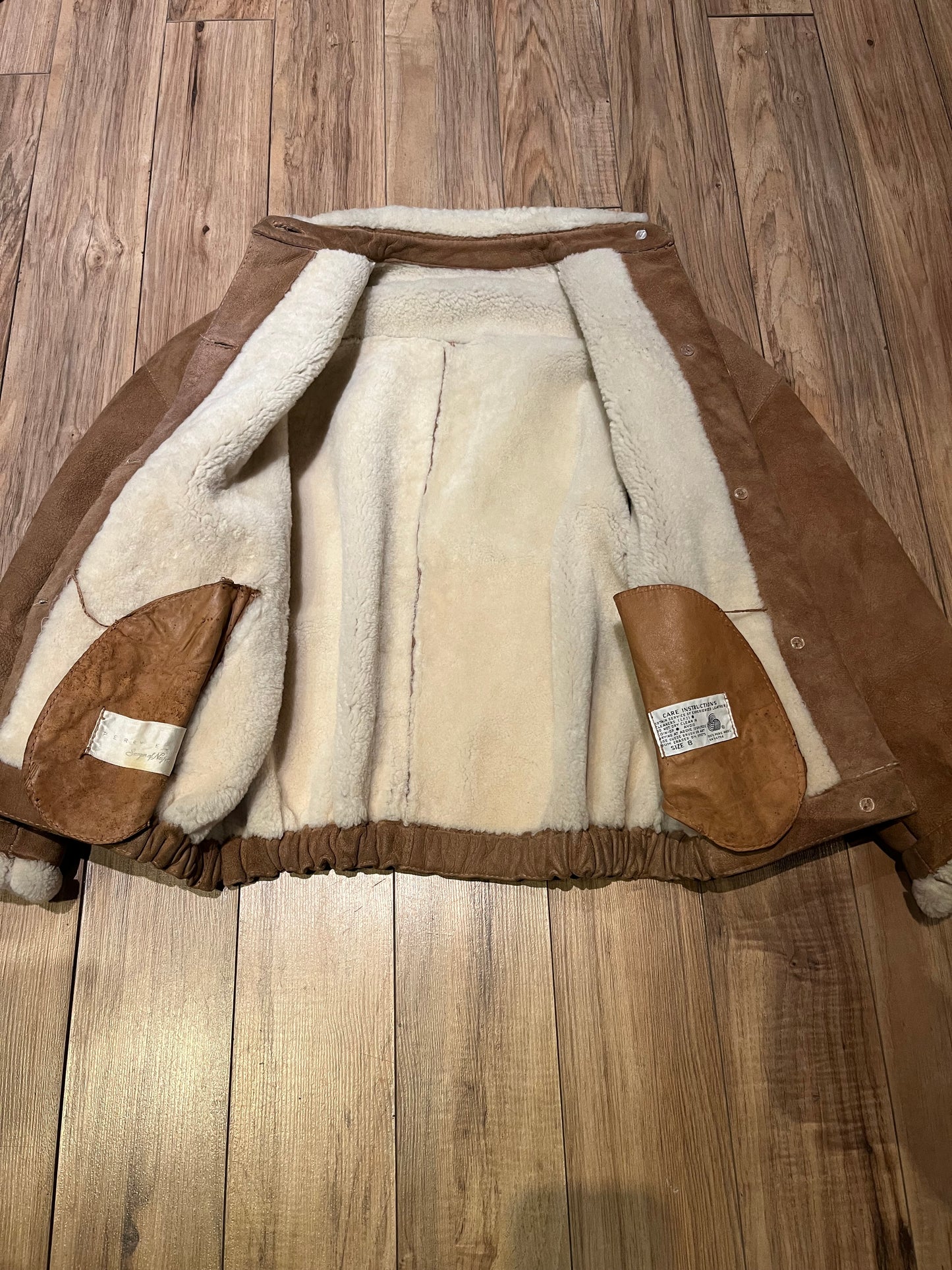 Vintage Perry Ellis Sawyer of Napa shearling jacket with zipper closure and vertical pockets.
Made in USA
Size 8
