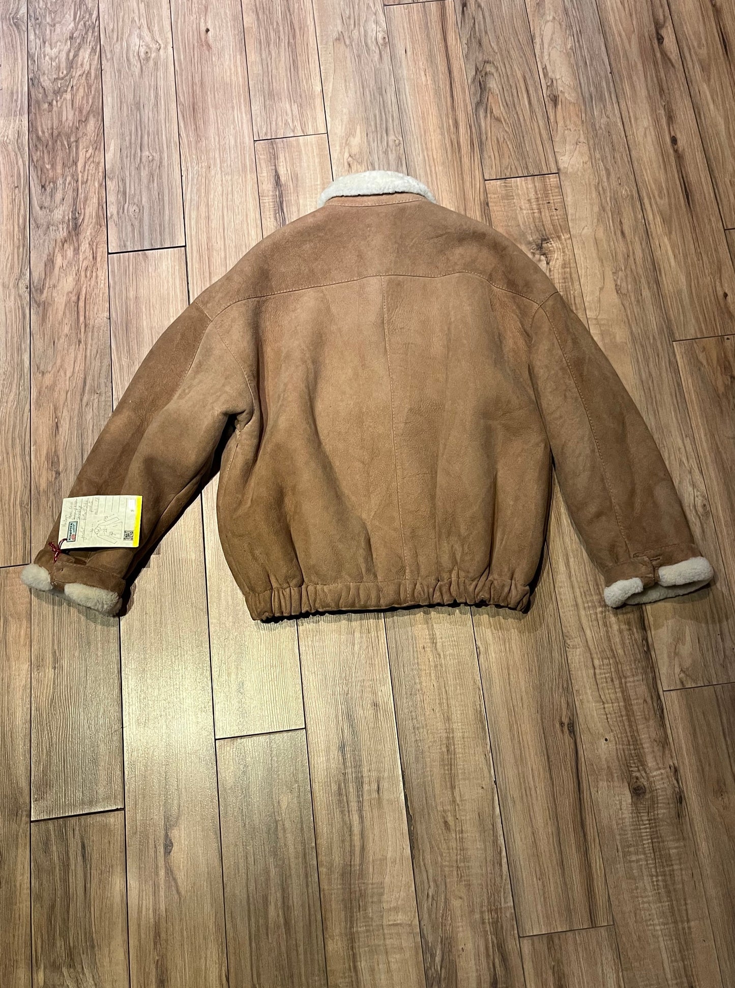 Vintage Perry Ellis Sawyer of Napa shearling jacket with zipper closure and vertical pockets.
Made in USA
Size 8