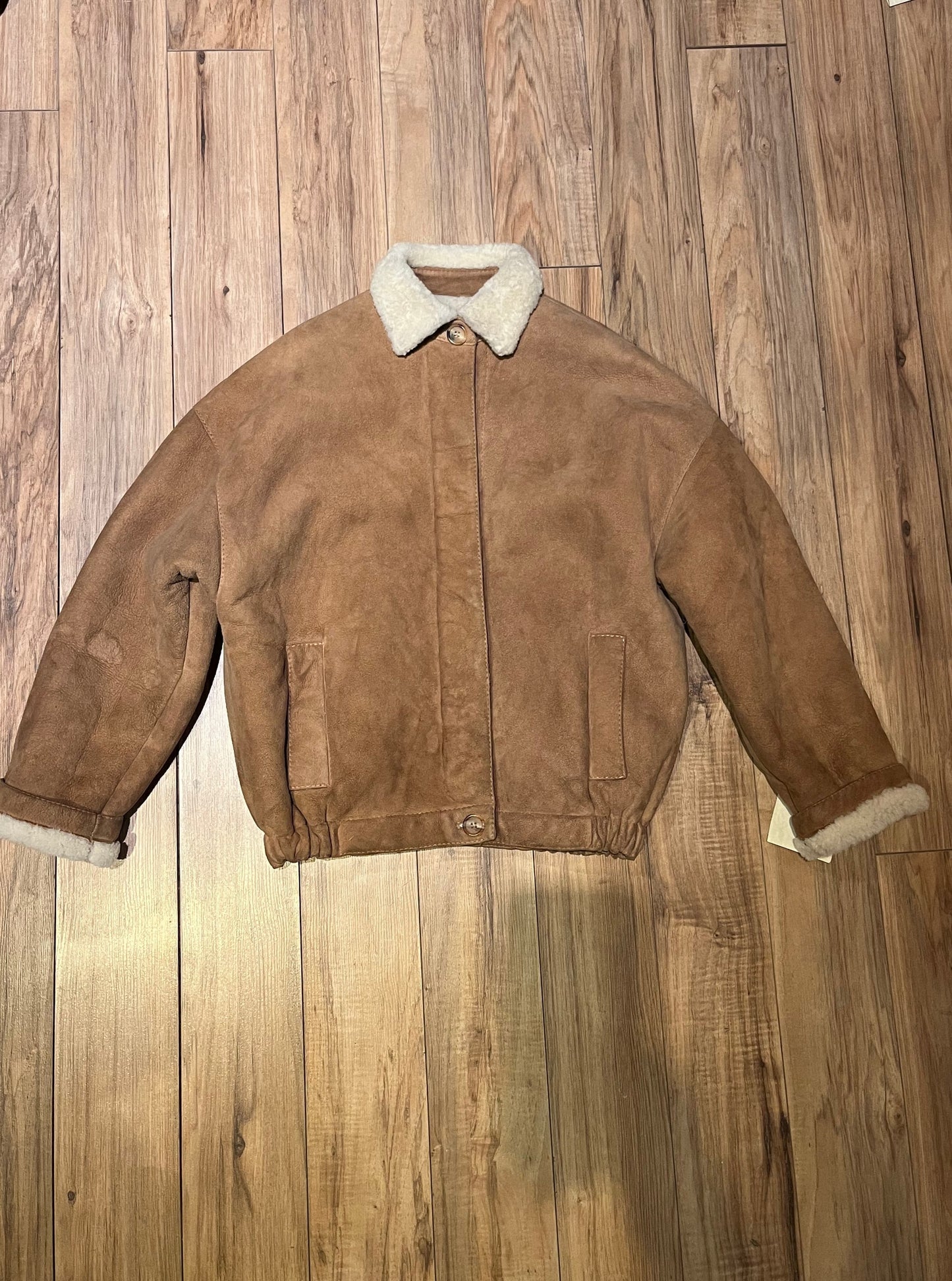 Vintage Perry Ellis Sawyer of Napa shearling jacket with zipper closure and vertical pockets.
Made in USA
Size 8