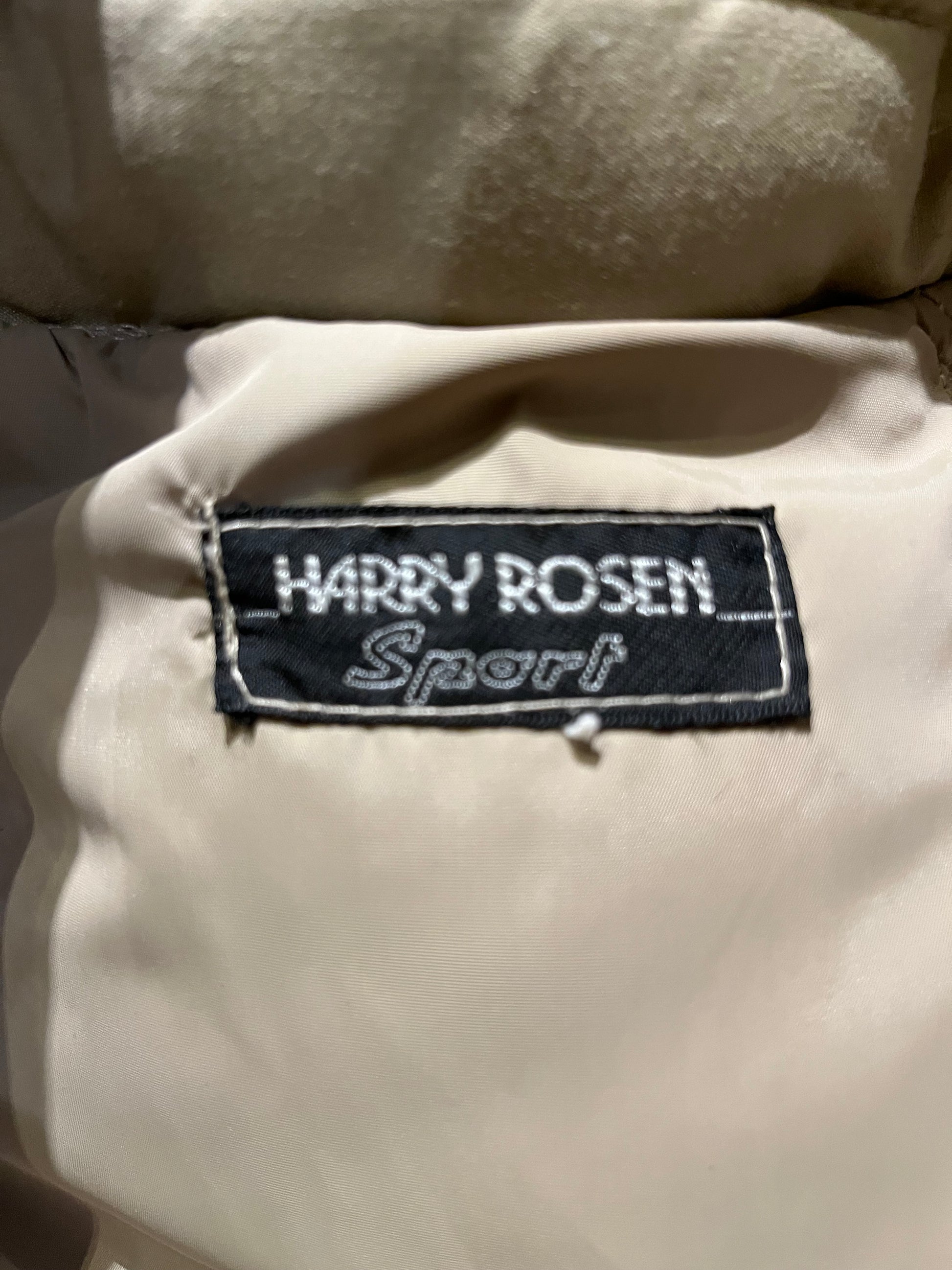 Harry Rosen Sport beige down-filled long puffer coat with belt, zipper closures and two front flap pockets.
Made in Canada
Size 40