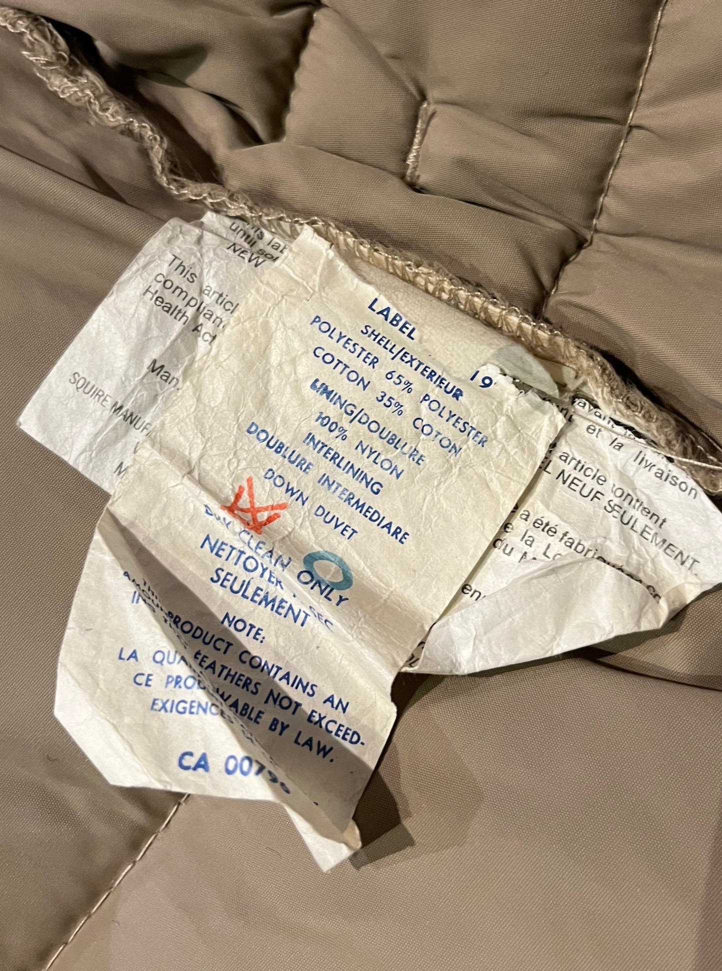 Harry Rosen Sport beige down-filled long puffer coat with belt, zipper closures and two front flap pockets.
Made in Canada
Size 40