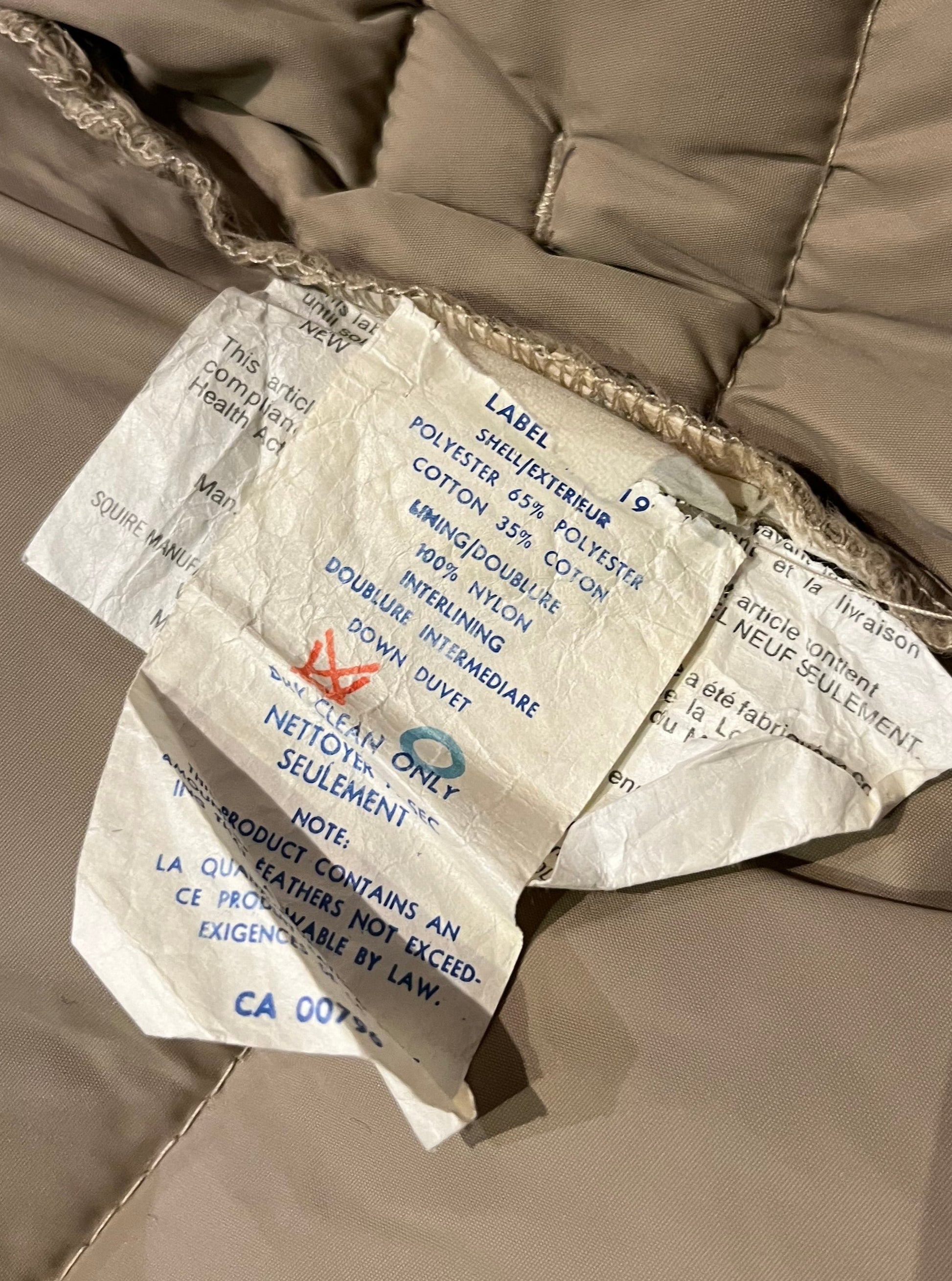 Harry Rosen Sport beige down-filled long puffer coat with belt, zipper closures and two front flap pockets.
Made in Canada
Size 40