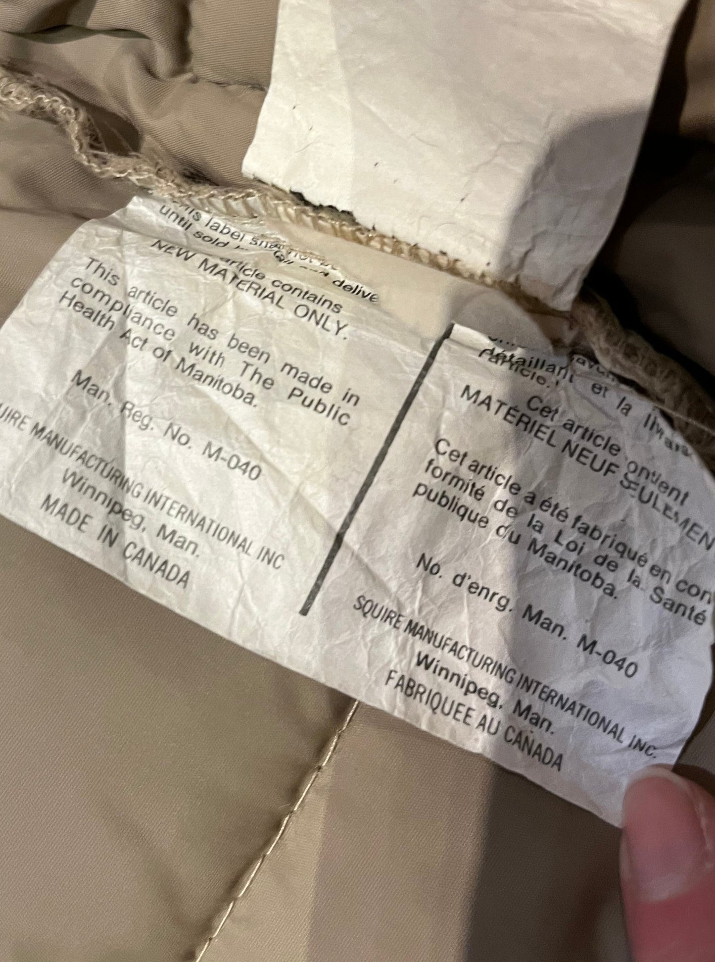 Harry Rosen Sport beige down-filled long puffer coat with belt, zipper closures and two front flap pockets.
Made in Canada
Size 40