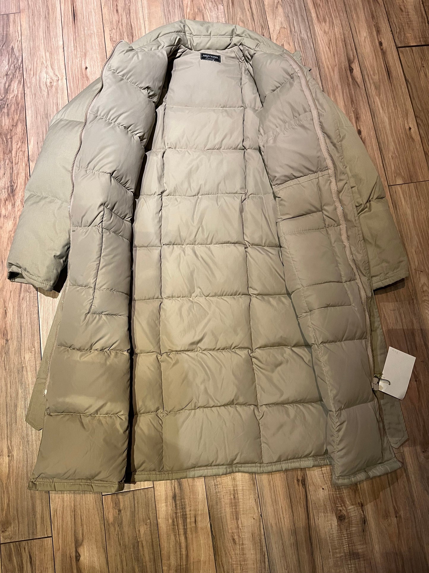 Harry Rosen Sport beige down-filled long puffer coat with belt, zipper closures and two front flap pockets.
Made in Canada
Size 40