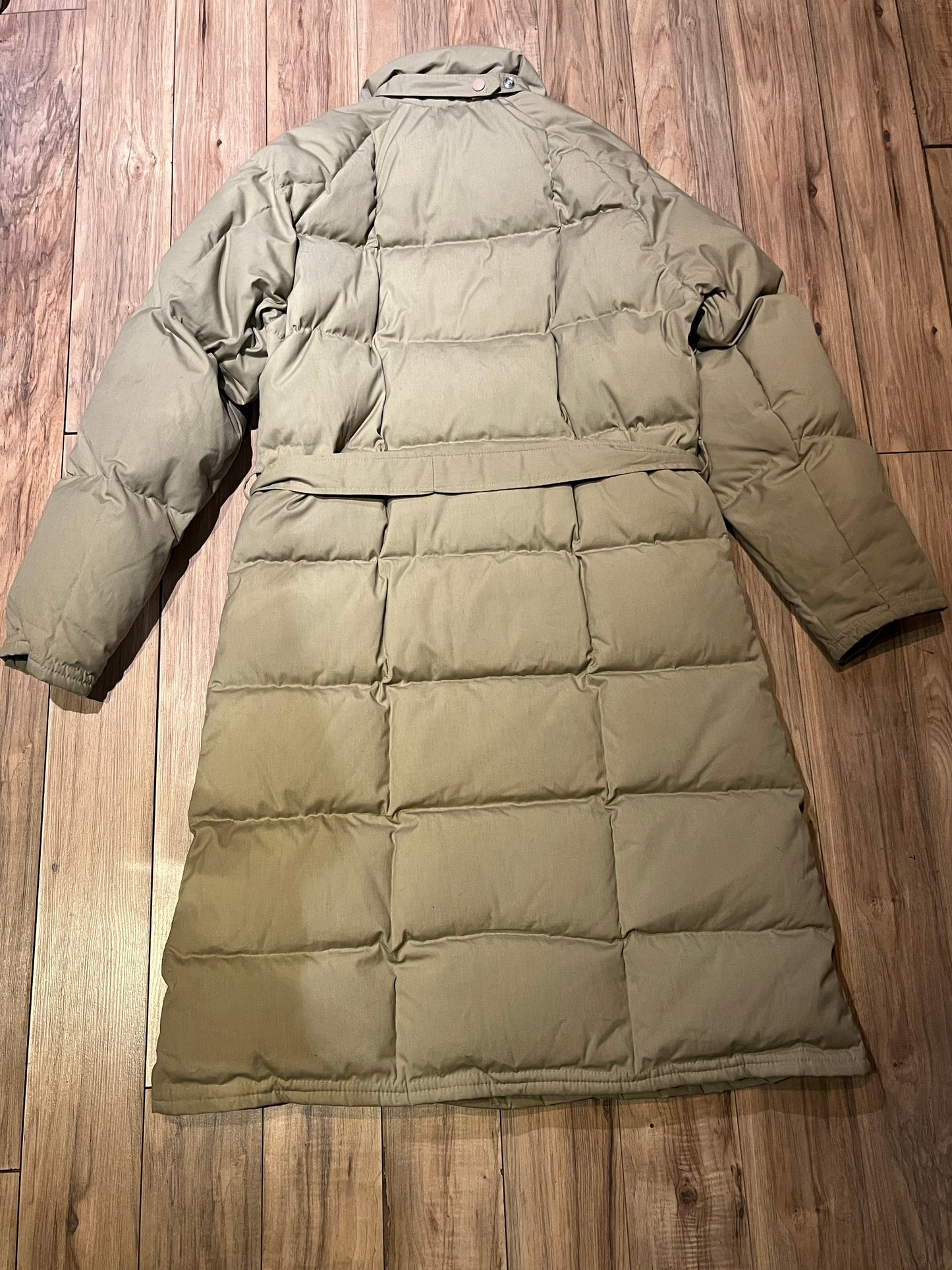 Harry Rosen Sport beige down-filled long puffer coat with belt, zipper closures and two front flap pockets.
Made in Canada
Size 40