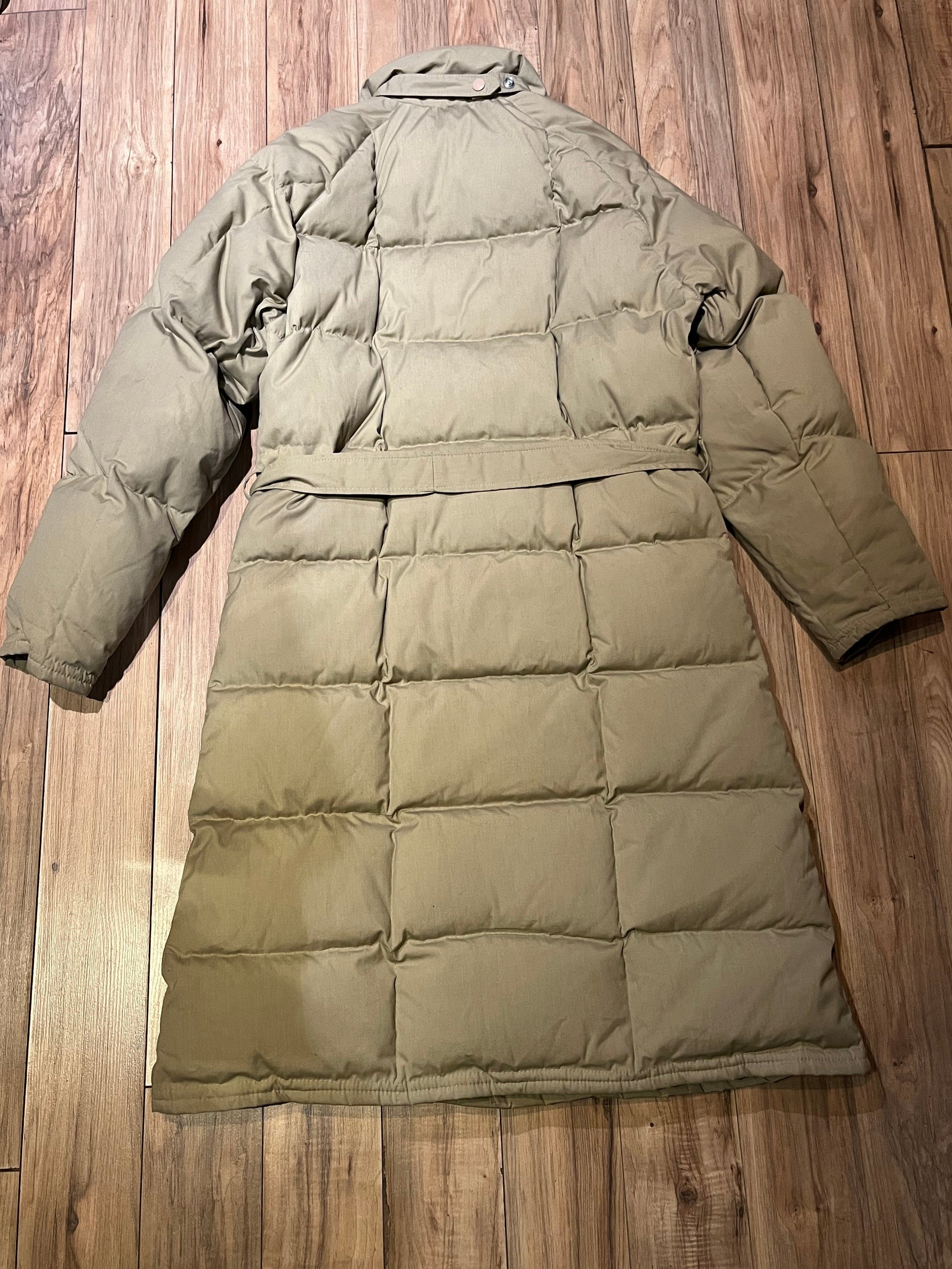 Harry Rosen Sport beige down-filled long puffer coat with belt, zipper closures and two front flap pockets.
Made in Canada
Size 40