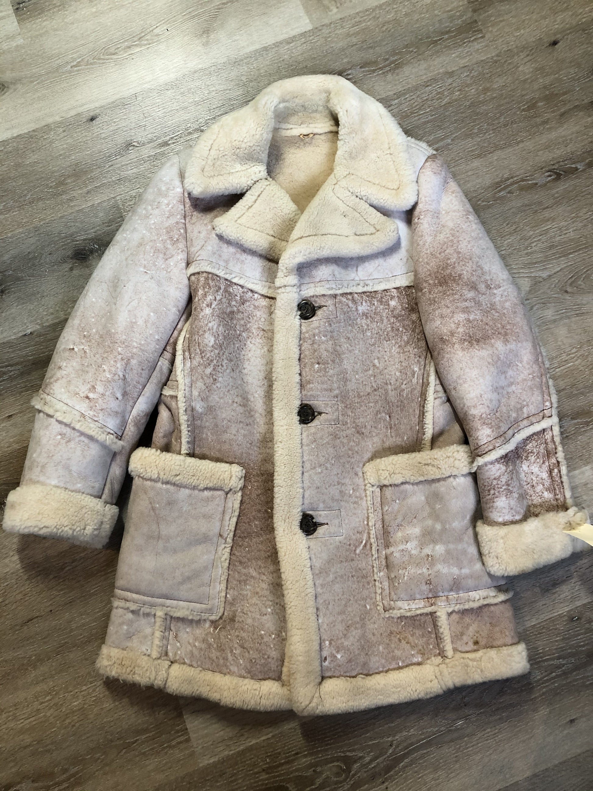 Kingspier Vintage - Dave Epstein “Rice Sportswear” beige suede coat with shearling trim and lining, button closures and patch pockets. Made in Canada.